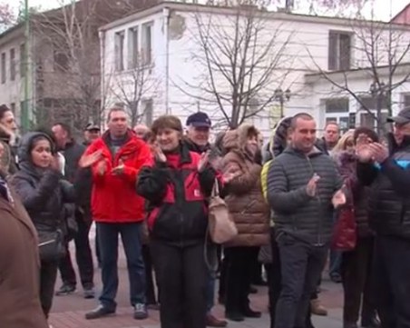 Стрелчани излязоха на протест, искат си кмета