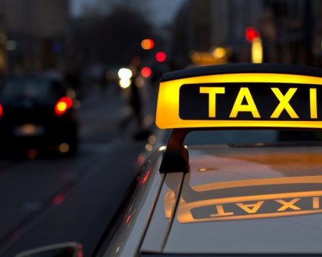 Таксиметров шофьор избяга от пиян клиент, заряза и колата си