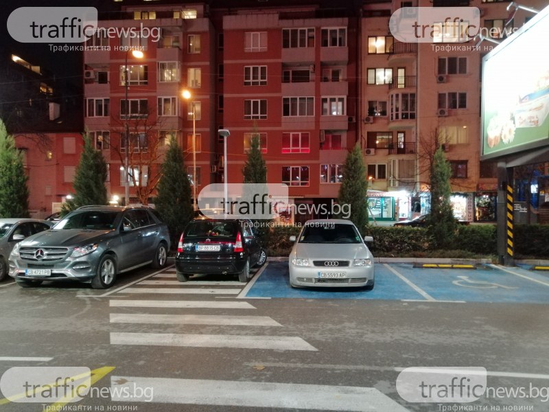 Нагло паркиране! Коли системно запушват пешеходна пътека пред жилищен комплекс