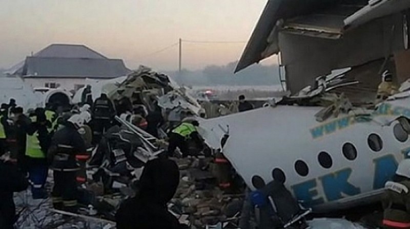 Самолет се разби край Казахстан, над 100 души са били на борда
