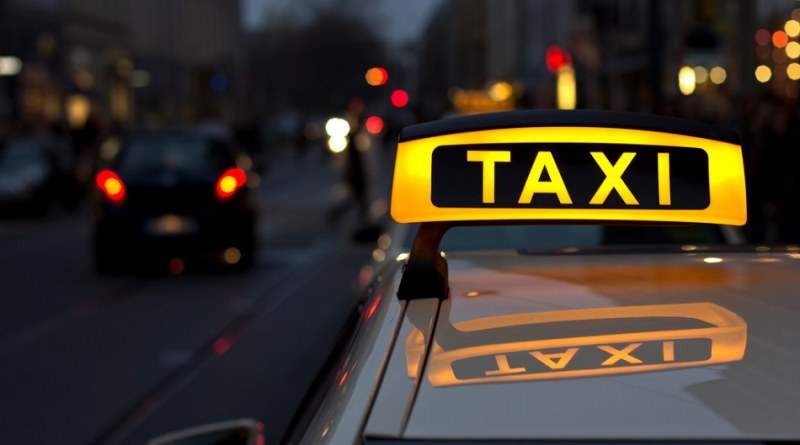 Таксиметров шофьор избяга от пиян клиент, заряза и колата си