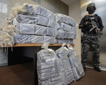 Откриха тонове кокаин в контейнери с брашно