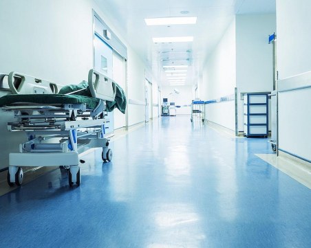 Шокиращ случай в Румъния: пациентка избухна в пламъци на операционната маса