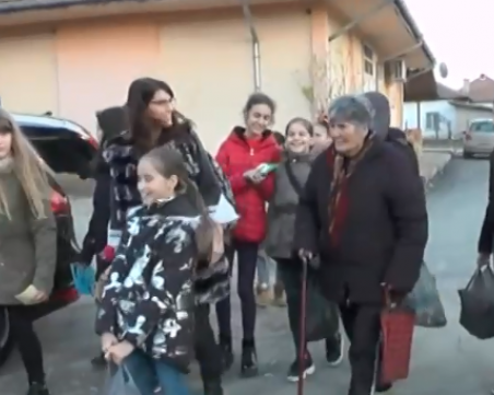 Ученици дариха празнична вечеря на възрастни самотни хора във Враца