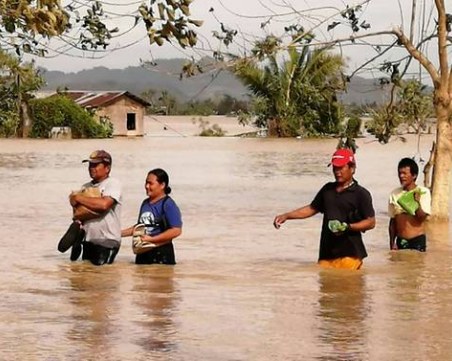 41 са жертвите на тайфуна във Филипините! 100 000 посрещнаха Коледа в убежища
