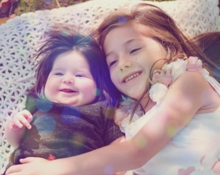 Бебе се роди с коса като от приказка