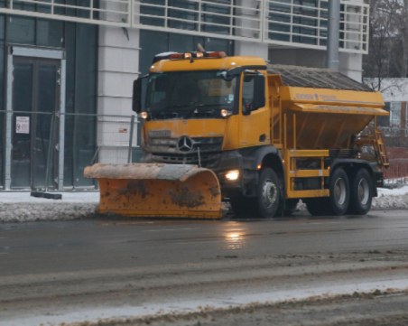 Над 120 машини чистят София от снега