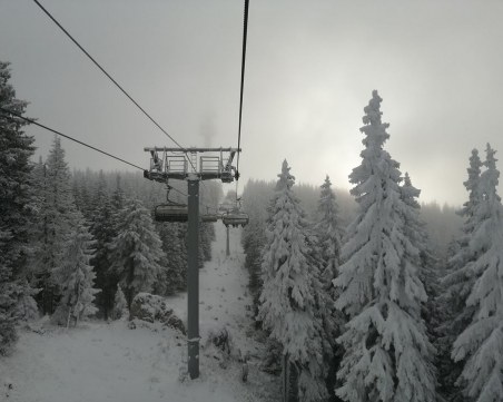 Пампорово притихна под бяла пелерина