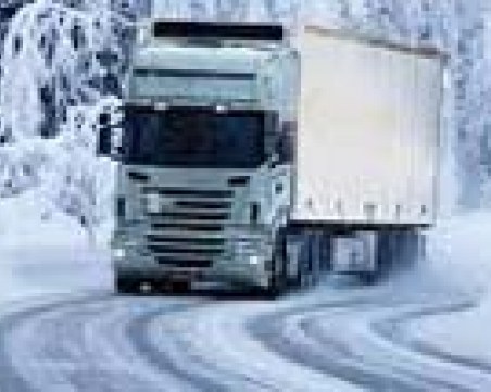 Сняг и мъгла сковаха планинските проходи, въвеждат се ограничения