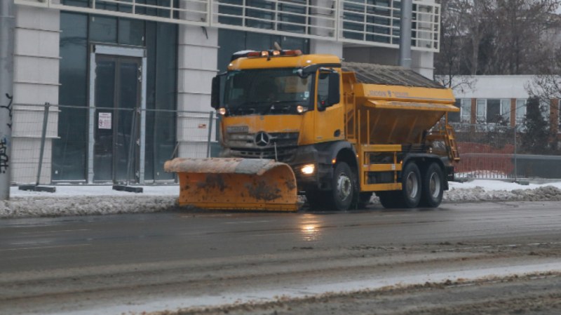Над 120 машини чистят София от снега