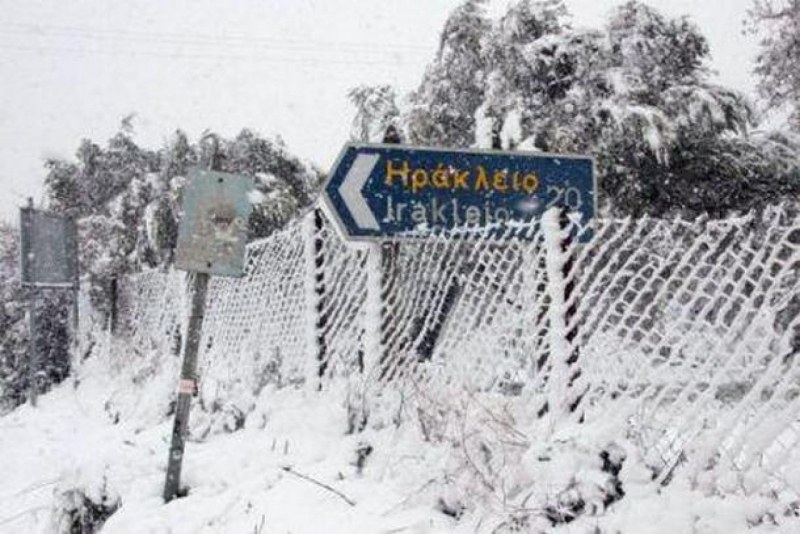 Студ и сняг в Гърция, пътищата - покрити с лед
