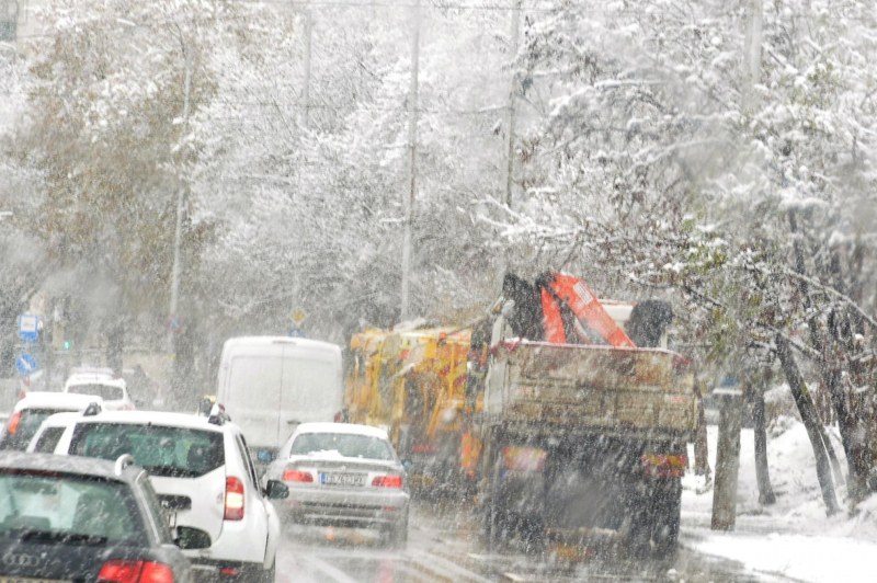 126 машини обработват пътищата в София, чистят се спирките на Околовръстното