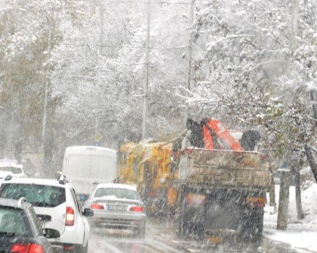 126 машини обработват пътищата в София, чистят се спирките на Околовръстното