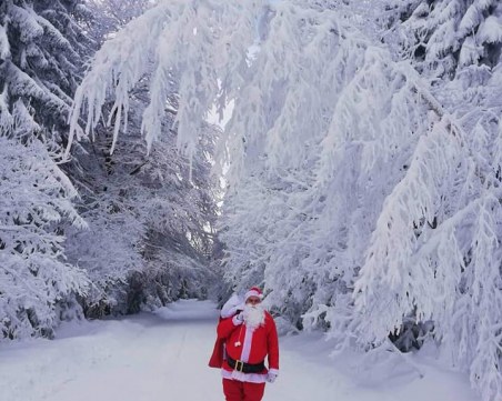 Дядо Коледа се радва на снега на Витоша