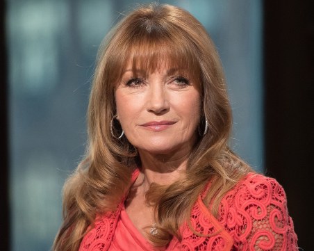 Джейн Сиймор щастлива с прасенце в прегръдките си