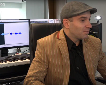 Млад актьор се  превърна в трубадур, радва влюбени със серенади