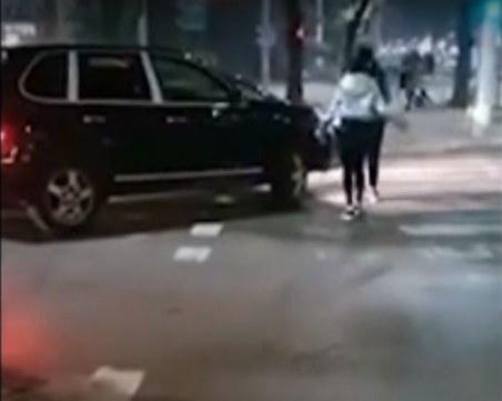 Шамари: Жена нападна мъж след засичане на натоварено кръстовище