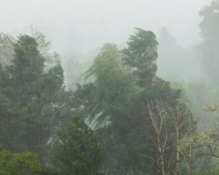 Силен вятър затвори пристанището в Бургас