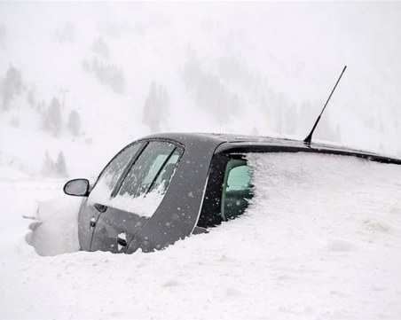 Силни снежни бури в Румъния, коли заседнаха в преспите