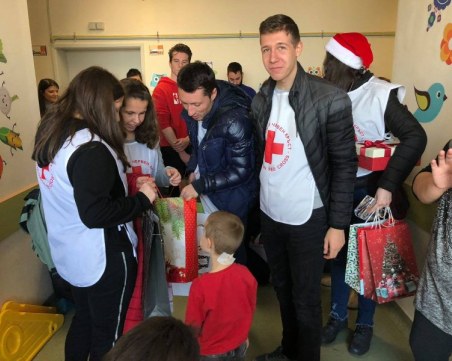 Ученици и доброволци от Пловдив с кутии на приятелството за болни деца