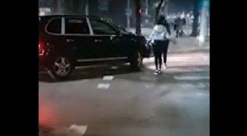 Шамари: Жена нападна мъж след засичане на натоварено кръстовище