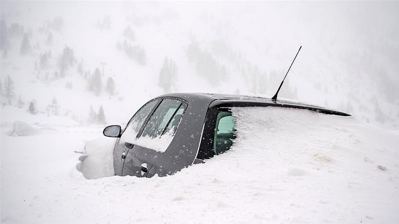 Силни снежни бури в Румъния, коли заседнаха в преспите