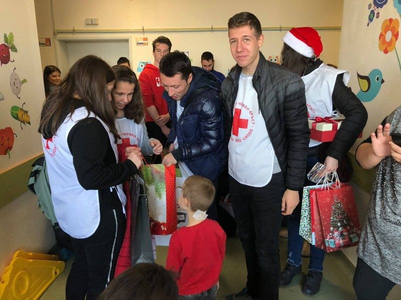 Ученици и доброволци от Пловдив с кутии на приятелството за болни деца