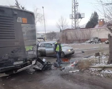 19-годишен шофьор загина след удар в спрял автобус на Околовръстното в София