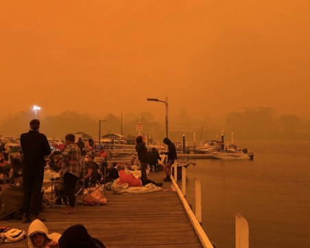 Небето в Австралия е червено! Хиляди са в морето и на плажа, за да се спасят от огъня