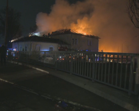 Огромен пожар в София, 37 пожарникари се борят със стихията