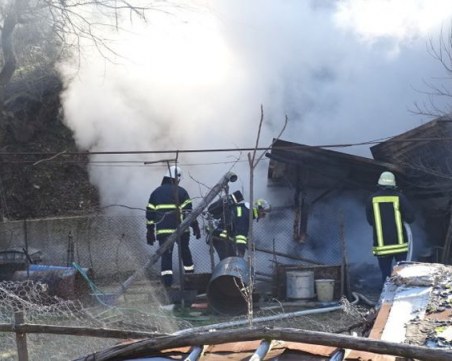 Пожар в къща едва не остави цяло село без ток