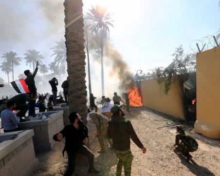 Протестиращи щурмуваха US посолството в Багдад