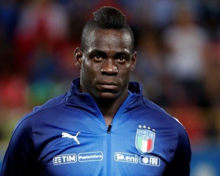 Балотели катастрофира, заряза колата и се прибра пеша