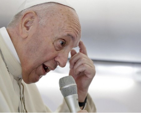 Папата плесна жена по ръката, после се извини