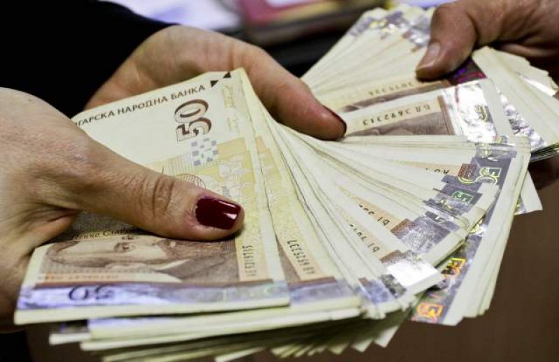Минималната работна заплата става 610 лева от днес