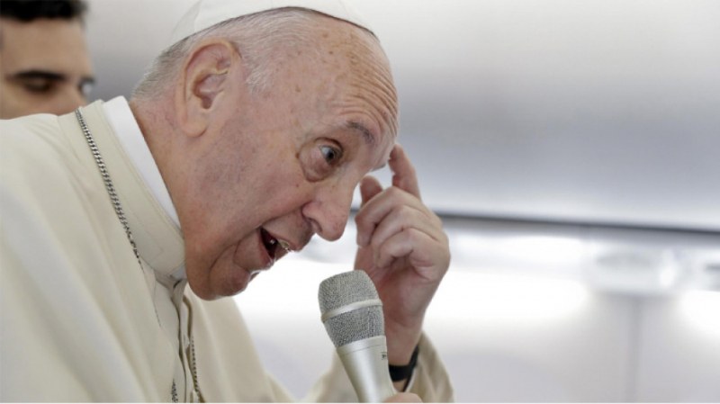 Папата плесна жена по ръката, после се извини