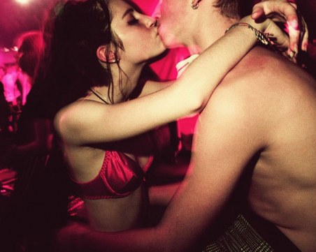 5 удобни пози за безшумен секс на парти