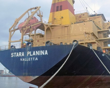 Двама български моряци са паднали зад борда в Норвегия, издирват ги