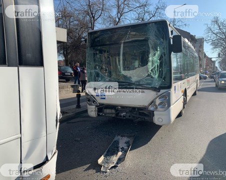 Пешеходка е в тежко състояние след катастрофа с два автобуса в Пловдив