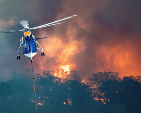 Военен кораб евакуира хиляди души в Австралия