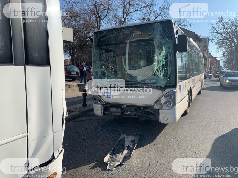 Пешеходка е в тежко състояние след катастрофа с два автобуса в Пловдив