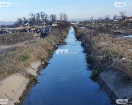 Дете падна в напоителен канал и се удави край Пловдив