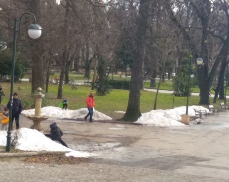 Изсипват леда от пързалката в Цар-Симеоновата градина. Опасен ли е?