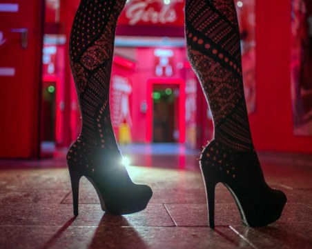 Майка на непълнолетна проститутка обвини полицай от Пловдив в побой, депозира жалба и накрая отнесе акт