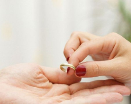 Първата седмица на януари най-опасна за женените двойки