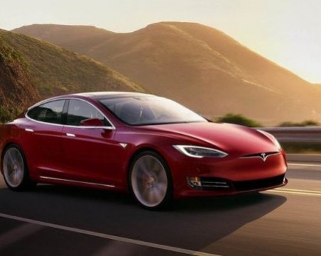 Tesla сваля цената на автомобилите, прозведени в Китай