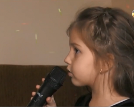 5-годишно момиченце пее на 5 езика