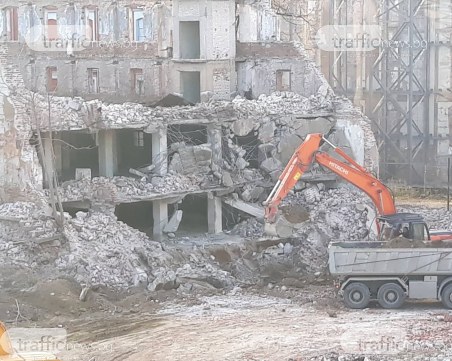 Събориха стена на изгорял Тютюнев склад при разчистване на съседен терен