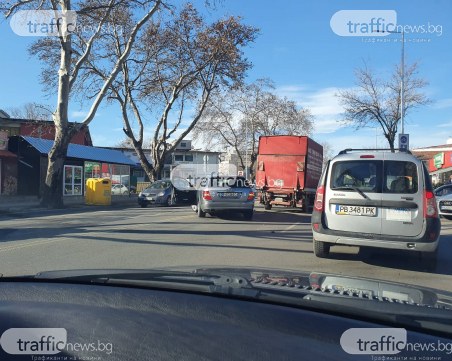 Две коли и бус се удариха на главен булевард в Пловдив