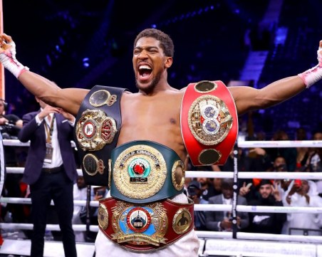 Джошуа готов да се откаже от една от титлите си
